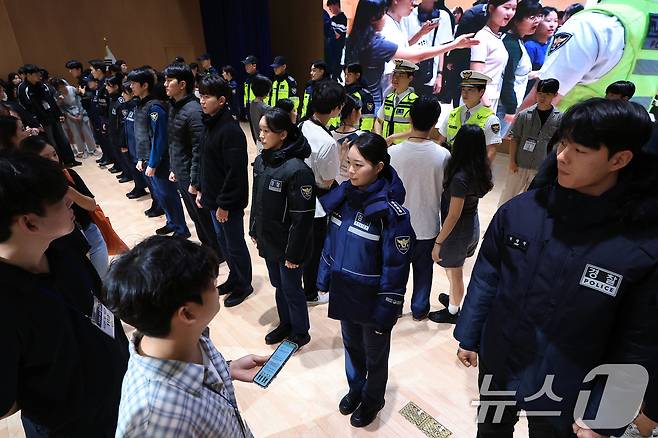 11일 오전 서울 서대문구 미근동 경찰청 참수리홀에서 열린 시민과 함께하는 경찰복제개선 현장 시제품 시민 품평회에서 시민 평가단이 시제품을 살펴보고 있다. 2025.8.11/뉴스1 ⓒ News1 박정호 기자