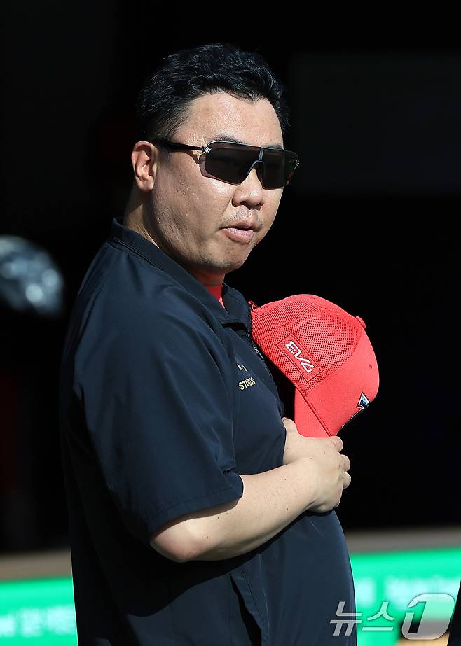 KIA 이범호 감독이 29일 오후 서울 송파구 잠실야구장에서 열린 프로야구 '2025 신한 SOL뱅크 KBO 리그' KIA 타이거즈와 LG 트윈스의 경기에서 국민의례를 하고 있다. 2025.6.29/뉴스1 ⓒ News1 박정호 기자