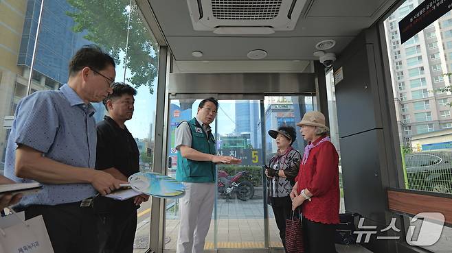 김진홍 동구청장이 무더위 쉼터를 찾아 주민들과 소통을 나누고 있다. (부산 동구 제공. 재판매 및 DB 금지)
