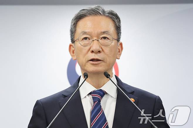 정성호 법무부 장관이 11일 오후 서울 종로구 정부서울청사에서 8·15 광복절 특별 사면 명단을 발표하고 있다. 2025.8.11/뉴스1 ⓒ News1 임세영 기자