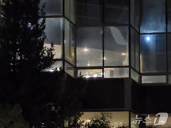 경북 경주의 한 호텔 여자 사우나와 탈의실이 외부에서 훤히 들여다 보인다(네이트판 갈무리)2025.8.11/뉴스1