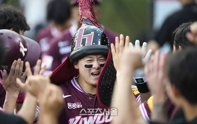 키움 최주환이 3일 수원 KT위즈파크에서 열린 2025 KBO리그 KT와 경기 4회초 2사 우월홈런을 날린 후 동료들과 하이파이브를 하고 있다. 수원 | 최승섭기자 thunder@sportsseoul.com