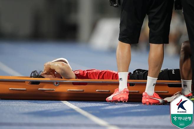 Gangwon Kim Dong -hyun is complaining of pain after being injured in the Kimcheonjeon held at Gangneung High1 Arena on the 9th. Provided | Korea Professional Football Federation