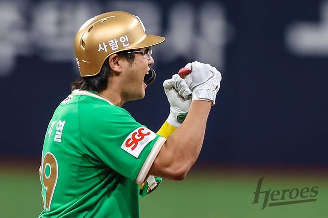 키움 임지열이 10일 서울 고척스카이돔에서 열린 2025 KBO리그 두산전에서 끝내기 안타를 친 뒤 환호하고 있다. 사진 | 키움 히어로즈