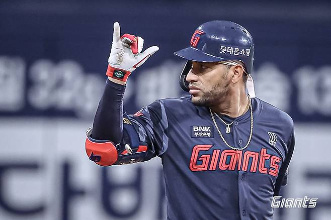 레이예스가 적시타를 친 뒤 세리머니를 하고 있다. 사진 | 롯데 자이언츠