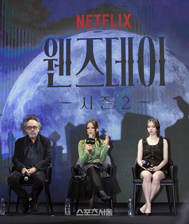 팀 버튼 감독(왼쪽)과 배우 제나 오르테가(가운데), 에마 마이어스가 11일 서울 종로구 포시즌스호텔에서 진행된 넷플릭스 시리즈 ‘웬즈데이 시즌2’ 기자간담회에서 사회자의 질문에 답을 하고 있다. 2025. 8. 11.  박진업 기자 upandup@sportsseoul.com