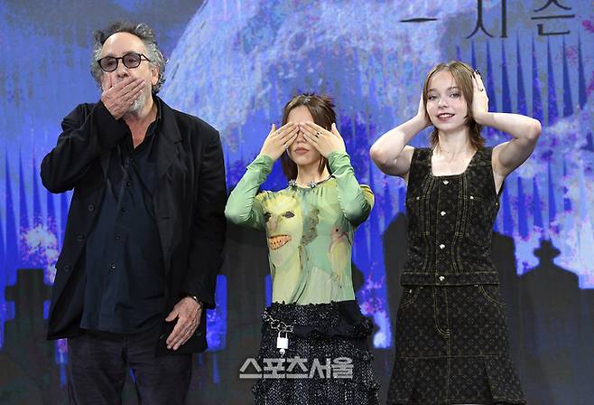 팀 버튼 감독(왼쪽)과 배우 제나 오르테가(가운데), 에마 마이어스가 11일 서울 종로구 포시즌스호텔에서 진행된 넷플릭스 시리즈 ‘웬즈데이 시즌2’ 기자간담회에서 취재진을 향해 포즈를 취하고 있다. 2025. 8. 11.  박진업 기자 upandup@sportsseoul.com