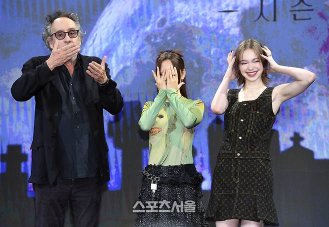 팀 버튼 감독(왼쪽)과 배우 제나 오르테가(가운데), 에마 마이어스가 11일 서울 종로구 포시즌스호텔에서 진행된 넷플릭스 시리즈 ‘웬즈데이 시즌2’ 기자간담회에서 취재진을 향해 포즈를 취하고 있다. 2025. 8. 11.  박진업 기자 upandup@sportsseoul.com