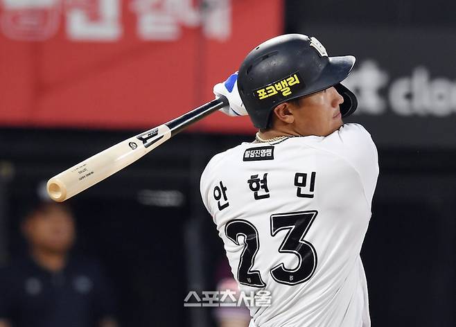 KT 안현민이 2일 수원케이티위즈파크에서 열린 2025 KBO리그 키움과 경기 5회말 2사 1루 상황에서 키움 선발 하영민을 상대로 1타점 적시타를 치고 있다. 수원 | 박진업 기자 upandup@sportsseoul.com