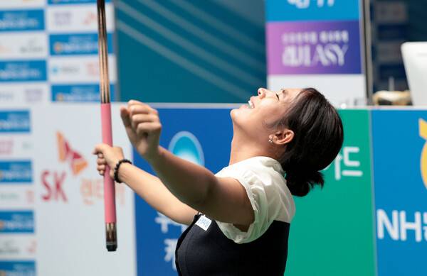 10일 경기도 고양시 고양 킨텍스 PBA 스타디움에서 열린 프로당구 2025-26시즌 3차투어 '올바른 생활카드 NH농협카드 PBA-LPBA 채리티 챔피언십' LPBA 정상에 오른 스롱 피아비. /사진=PBA