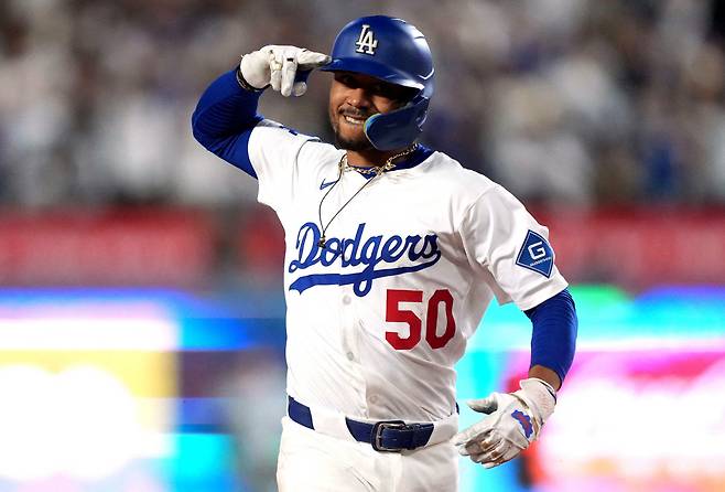 무키 베츠가 지난 9일(한국시각) 토론토전에서 5회말 투런홈런을 날린 뒤 세리머니를 하며 베이스를 돌고 있다. Imagn Images연합뉴스