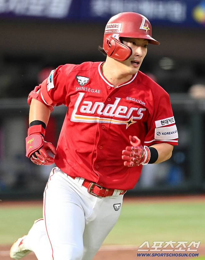 10일 부산 사직야구장에서 열린 SSG와 롯데의 경기, 4회초 최지훈이 안타를 치고 질주하고 있다. 부산=허상욱 기자wook@sportschosun.com/2025.08.10/