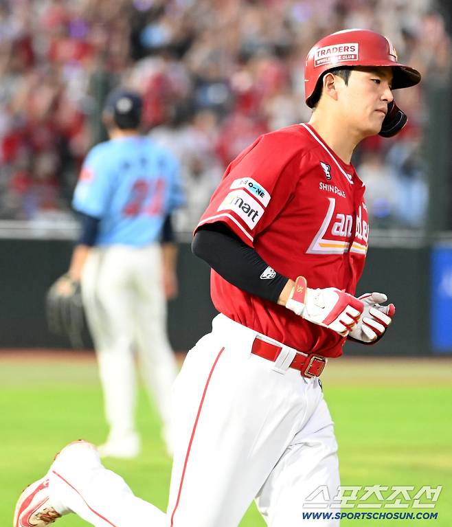 10일 부산 사직야구장에서 열린 SSG와 롯데의 경기, 4회초 2사 1,3루 조형우가 3점홈런을 치고 베이스를 돌고 있다. 부산=허상욱 기자wook@sportschosun.com/2025.08.10/