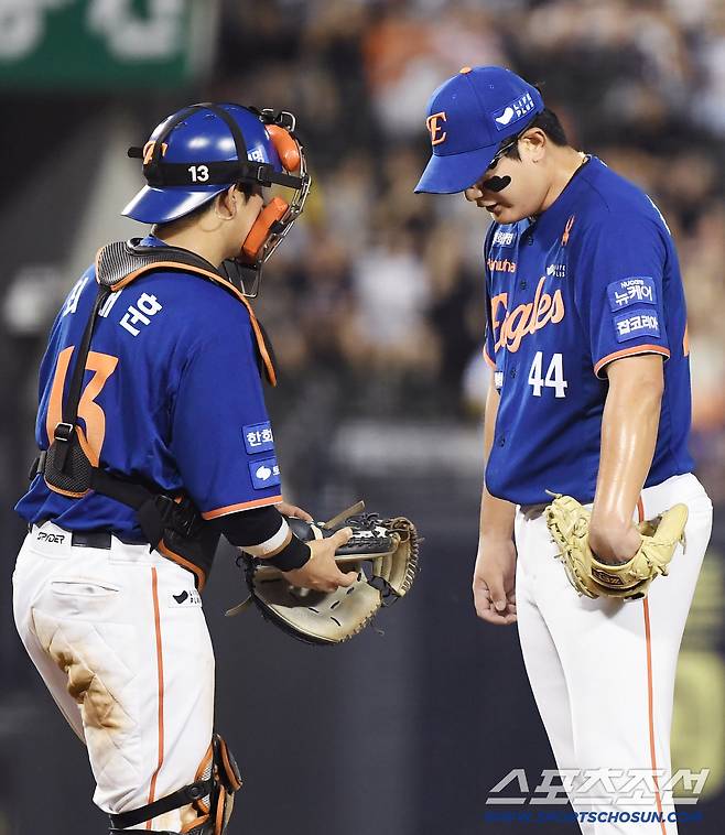 10일 서울 잠실구장에서 열린 한화-LG전. 9회말 등판한 김서현이 실점하자 최재훈 포수가 격려하고 있다. 잠실=정재근 기자 cjg@sportschosun.com/2025.8.10/