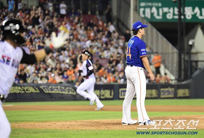 한화 김서현을 상대로 끝내기 안타를 날린 LG 천성호.