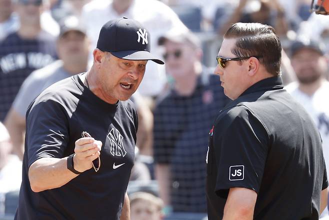 New York Yankees manager Aaron Boone argues with Home Plate Umpire Derek Thomas after a pitch in the third inning against the Houston Astros at Yankee Stadium on Sunday, August 10, 2025 in New York City.  Boone was ejected from the game on Sunday afternoon for his 40th career ejection. Photo by John Angelillo/UPI

<저작권자(c) 연합뉴스, 무단 전재-재배포, AI 학습 및 활용 금지>