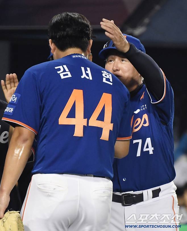 2실점하며 어렵게 승리를 지킨 김서현을 김경문 감독이 격려하고 있다. 김 감독은 "최정상급 마무리투수라도 한 시즌에 블론세이브 5개는 한다. 김서현이 더 씩씩하게 던져줬으면 좋겠다"며 응원했다. 사진=정재근 기자