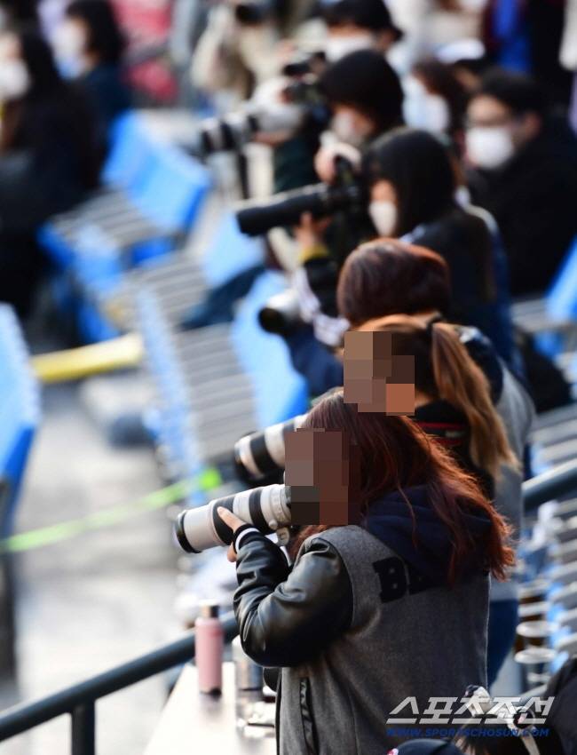 2020년 잠실구장에서 카메라로 사진을 찍는 관중들. 스포츠조선DB