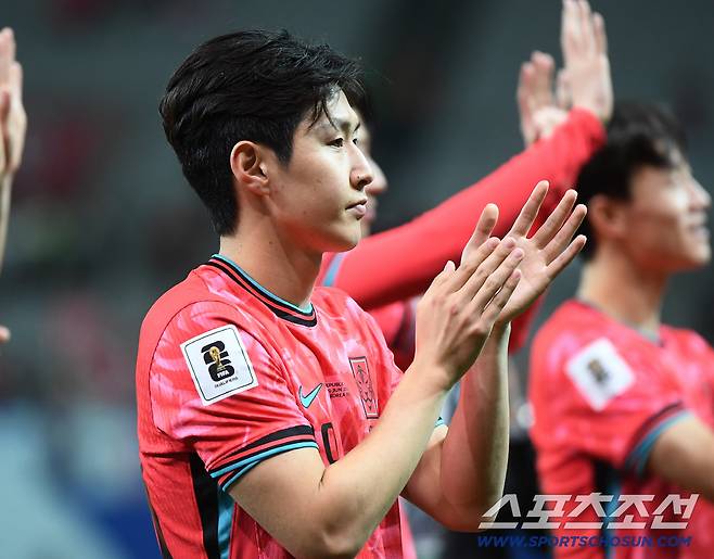 10일 서울월드컵경기장에서 열린 대한민국과 쿠웨이트의 2026년 북중미월드컵 아시아 3차예선 B조 최종전. 대한민국이 4대0 승리를 거둔 후 열린 월드컵 진출 축하행사에서 이강인이 팬들에게 인사하고 있다. 상암=정재근 기자 cjg@sportschosun.com/2025.6.10/