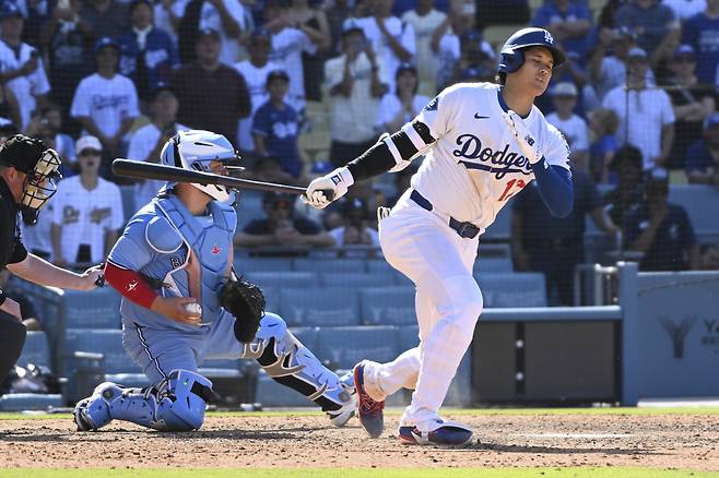 LA 다저스 오타니 쇼헤이가 11일(한국시각) 다저스타디움에서 열린 토론토 블루제이스전에서 4-5로 뒤진 9회말 1사 만루서 헛스윙 삼진을 당하고 있다. AP연합뉴스