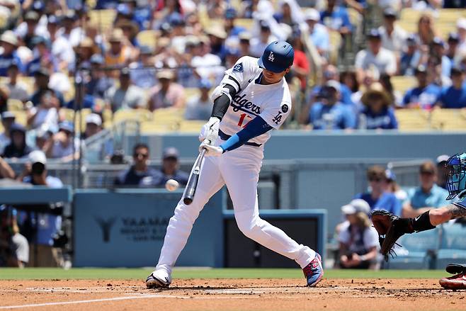 오타니가 1회말 토론토 선발 에릭 라우어를 상대로 우월 솔로포를 날리고 있다. AFP연합뉴스