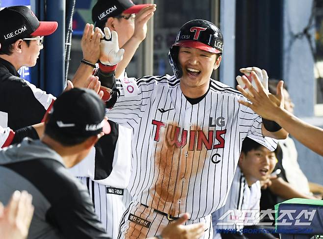 9일 서울 잠실구장에서 열린 키움-LG전. 7회말 1사 1루 박해민이 좌익수 앞 타구를 날린 후 스톤이 공을 놓치자 홈까지 쇄도해 득점한 후 환영받고 있다. 잠실=정재근 기자 cjg@sportschosun.com/2025.7.9/