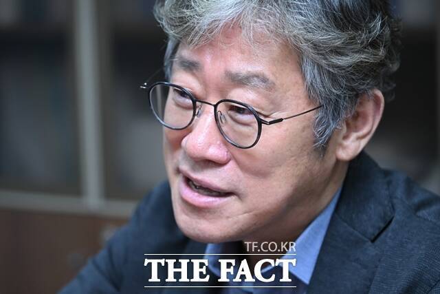 안기현 한국반도체산업협회 전무가 지난달 16일 경기 성남 분당구 한국반도체산업협회에서 <더팩트> 취재진과 인터뷰하고 있다. /장윤석 기자