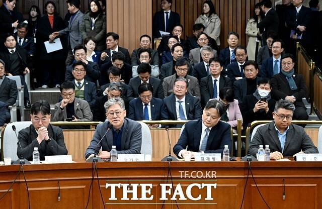 안기현 한국반도체산업협회 전무가 지난 2월 서울 여의도 국회에서 '행복하고 정의로운 대한민국, 반도체특별법 노동 시간 적용 제외 어떻게?'라는 주제로 열린 정책 디베이트에 참석해 발언하고 있다. /배정한 기자