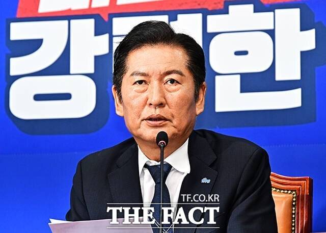 김건희 여사의 구속 전 피의자심문(영장실질심사)를 앞두고 정청래 더불어민주당 대표는 "내일 구속될 것으로 보이는데 꼭 구속되길 기대한다"고 말했다. 사진은 지난 6일 열린 최고위원회의에서 발언하는 정 대표의 모습. /배정한 기자