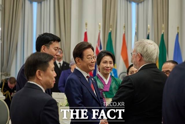 이재명 대통령은 11일 또 럼 베트남 당서기장의 방한을 기념해 재계 총수들이 참석하는 국빈 만찬을 진행한다. 이 대통령과 김혜경 여사가 6월 16일(현지시간) 캐나다 캘거리 한 호텔에서 열린 다니엘 스미스 앨버타주 수상 주재 G7 초청국 리셉션에 참석하고 있다. /뉴시스