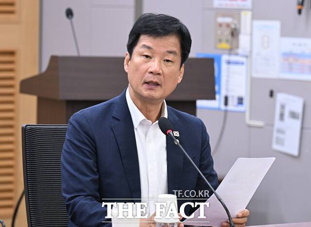 박균택 의원이 '국가폭력범죄를 통한 범죄수익 비자금 환수를 위한 간담회'에 참석해 인사말을 하고 있다.