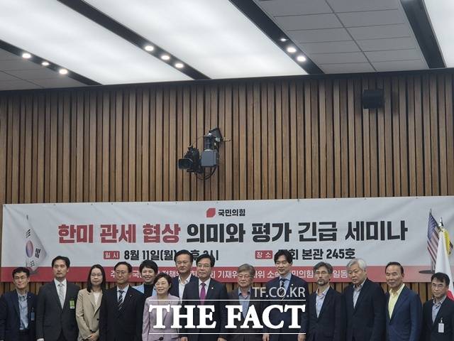 11일 서울 여의도 국회에서 열린 '한미 관세 협상 의미와 평가 긴급 세미나'에서 관세 협상 이후 기업에 대한 정부의 추가 조치가 필요하다는 목소리가 나왔다. 사진은 세미나 참석자 일동. /국회=송호영 기자