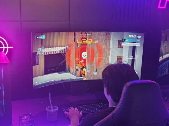 LG디스플레이 게이밍존을 체험 중인 관람객.(사진=전화평 기자)