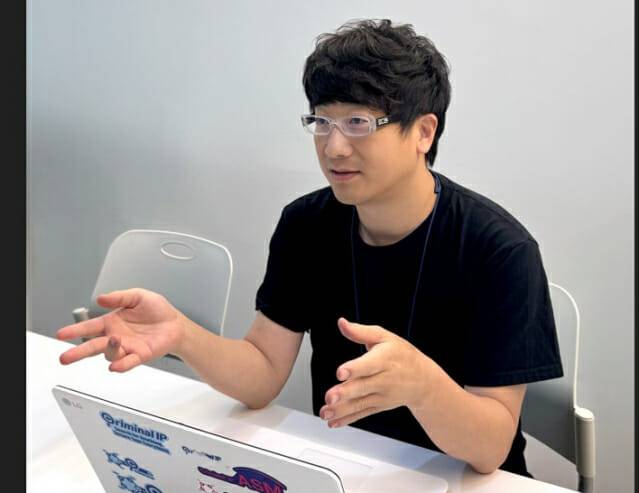 강병탁 AI스페라 대표가 지디넷코리아와 인터뷰를 하고 있다. 강 대표는 "다시 태어나면 창업을 하지 않겠다"고 말했다.