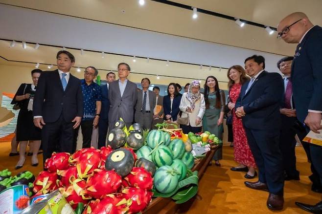 8일 서울 아세안홀 개관식에 참석한 주요 인사들이 개관 기념전 '푸릇 프룻: 과일이 있는 풍경'을 관람하고 있다. 사진=한-아세안센터