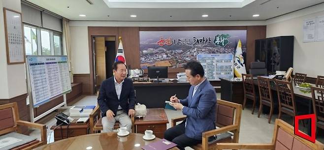 박현국 봉화군수가 아시아경제 본지 기자와 인터뷰 하고 있다.