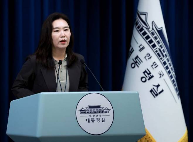 강유정 대통령실 대변인이 지난 9일 서울 용산 대통령실 청사에서 산재 관련 대통령 지시사항 등에 대한 브리핑을 하고 있다. 연합뉴스