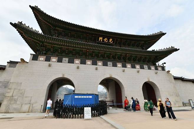 가림막이 설치된 경복궁 광화문 석축 낙서 현장[사진=국가유산청 제공]