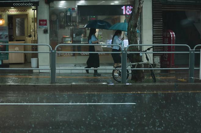 남부 최대 80mm 이상 폭우… 한낮 33도 무더위 [내일날씨]= 화요일인 내일(12일) 날씨는 중부지방은 구름 많겠고, 남부지방과 제주도는 대체로 흐리겠다. 아침 최저기온은 19~24도, 낮 최고기온은 25~33도가 되겠다. 남부지방과 제주도에 비가 내리겠고, 오후(12~18시)부터 밤(18~24시) 사이 소강상태를 보이는 곳이 있겠다. 오후(12~18시)부터 충청권에 비가 내리는 곳이 있겠다.특히 오전까지 남해안을 중심으로 시간당 10~30mm의 강한 비가 내릴 것으로 전망된다.예상 강수량은 △전남해안 20~60mm(많은 곳 전남남해안 80mm 이상) △광주.전남내륙, 전북 5~40mm △부산.울산.경남 20~60mm(많은 곳 경남남해안 80mm 이상) △대구.경북 5~40mm △제주도 10~60mm로 관측된다.©서울, 서울날씨, 오늘날씨, 내일날씨