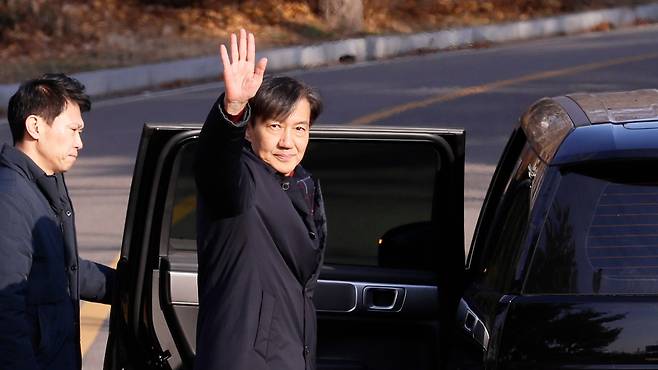 조국 전 조국혁신당 대표가 2024년 12월 16일 경기도 의왕시 서울구치소에  수감되기 위해 구치소 차량을 타기전 지자들에게 손을 들어 인사하고 있다./전기병 기자