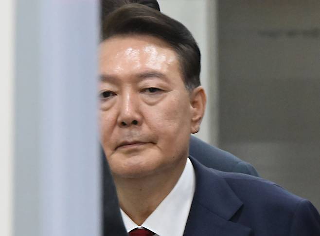 12·3 비상계엄과 관련해 특검 수사를 받는 윤석열 전 대통령이 지난달 9일 밤 서울중앙지법에서 두 번째 구속 전 피의자심문(영장실질심사)을 마친 뒤 대기장소인 서울구치소로 이동하고 있다. /사진공동취재단