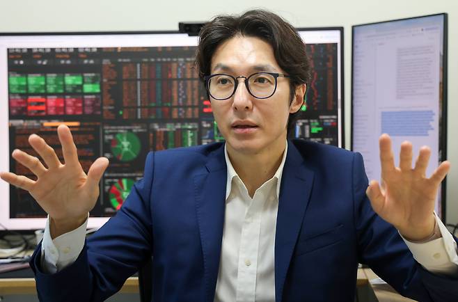 2025년 8월 11일 오후 서울대학교 우석경제관에서 최재원 경제학부 교수가 본지와의 인터뷰를 갖고 있다. /장련성 기자