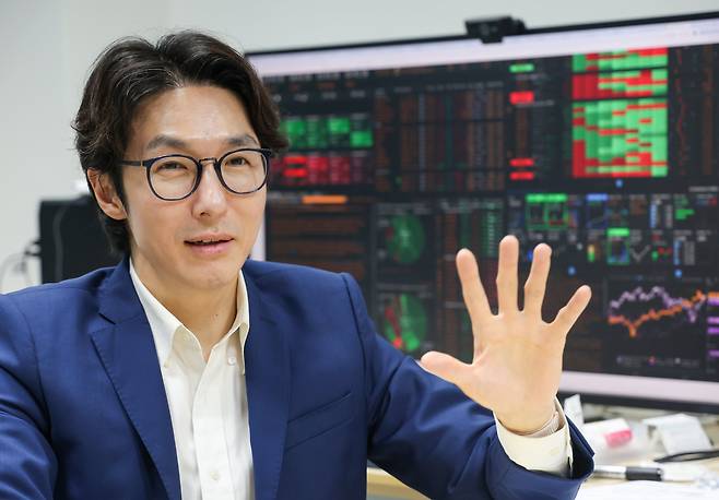 2025년 8월 11일 오후 서울대학교 우석경제관에서 최재원 경제학부 교수가 본지와 인터뷰를 갖고 있다. /장련성 기자