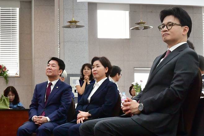 [광주=뉴시스] 이현행 기자 = 한동훈(오른쪽) 전 국민의힘 당대표와 안철수(왼쪽) 국민의힘 당대표 후보가 11일 오후 광주 서구 홀리데이인호텔에서 김화진 국힘 전남도당위원장 취임사를 듣고 있다. 2025.08.11. lhh@newsis.com