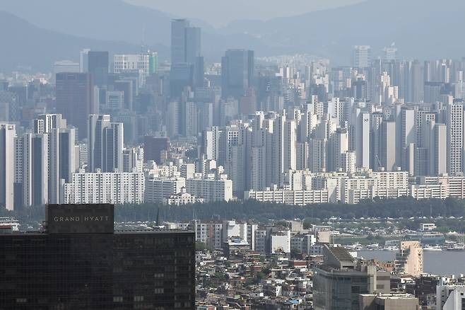 서울 중구 남산에서 바라본 강남 일대 아파트 단지 모습.