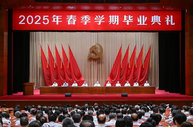 중국공산당 중앙위원회 국가정치연구원 천시 원장이 2025년 봄 학기 졸업식에 참석해 졸업생들에게 증서를 수여하고 있다. /연합뉴스