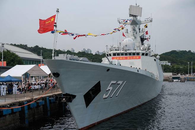 중국 인민해방군(PLA) 해군 호위함 윈청이 2025년 7월 홍콩 스톤커터스 해군 기지에 정박해 있다. /연합뉴스
