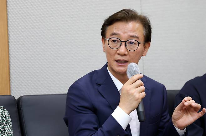 전재수 해양수산부 장관이 7월 24일 오전 세종시 정부세종청사에서 열린 취임식을 마친 뒤 기자실을 방문하여 출입기자단과 간담회를 하고 있다./뉴스1