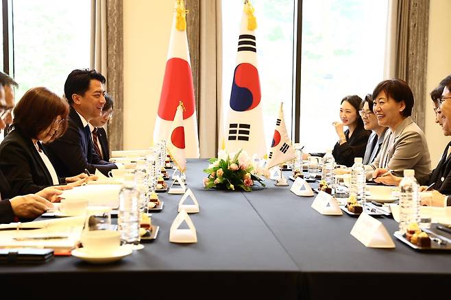 송미령 농림축산식품부 장관이 11일 인천에서 고이즈미 신지로 일본 농림수산성 대신과 양국 농업 협력 방안을 논의하고 있다. /농림축산식품부 제공
