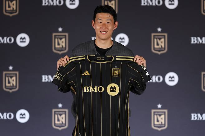 LAFC 유니폼 손에 든 손흥민./ 연합뉴스